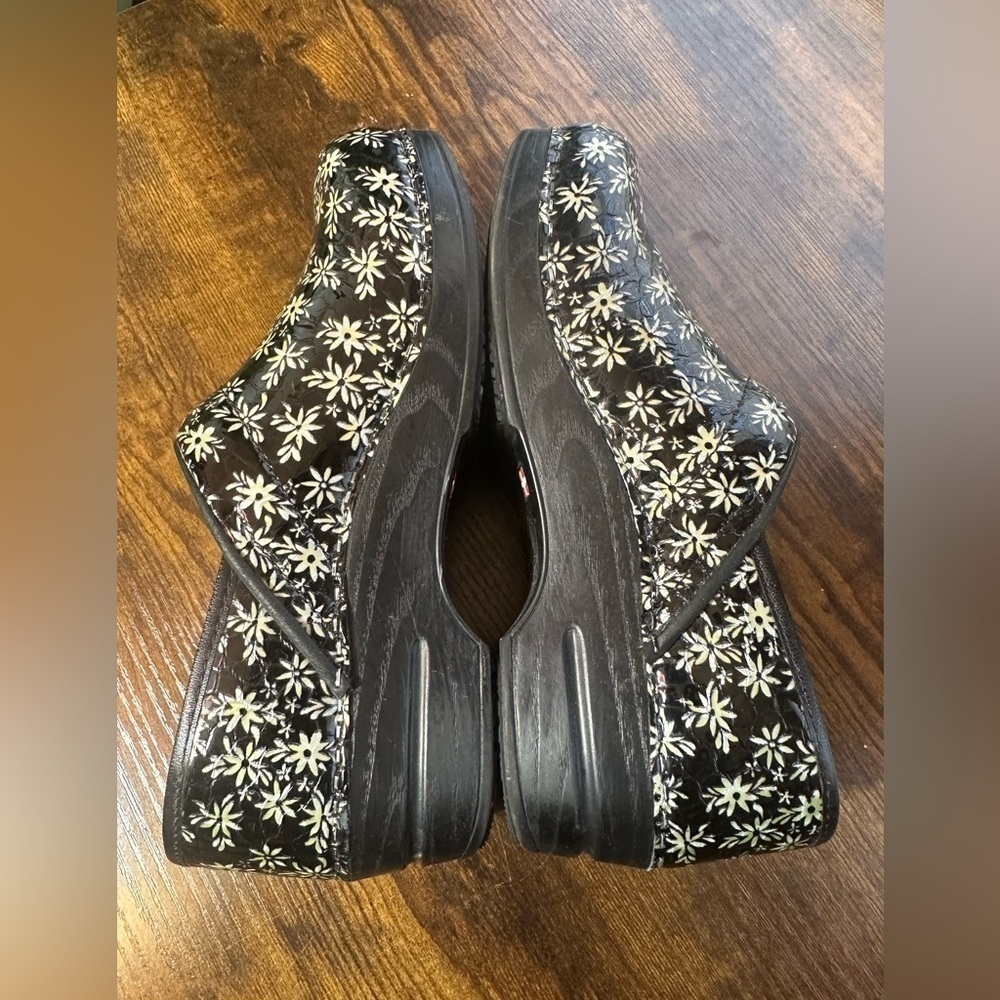 Sanita Women’s Size 38 Black and Silver Floral Clog - Picture 5 of 8